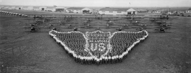 Photographie panoramique d'un insigne formé par le personnel de la base de Kelly au Texas par E. O. Goldbeck en 1926
