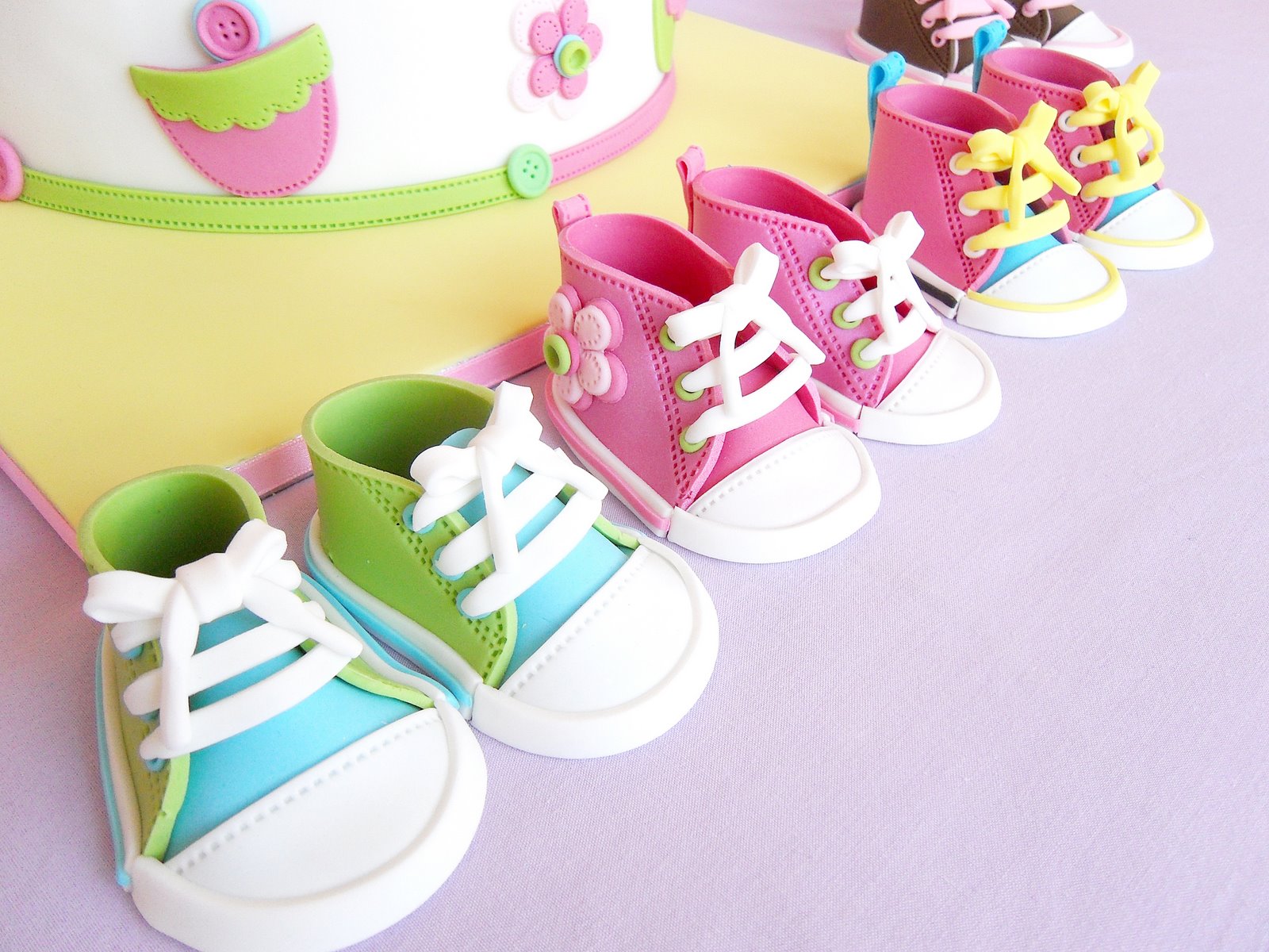 Cayo Barbero Estrictamente How to make fondant baby converse shoes