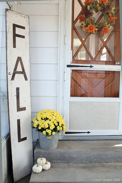 Make a big impact with this Giant Distressed Fall Sign! from LoveGrowsWild.com #diy #sign #fall