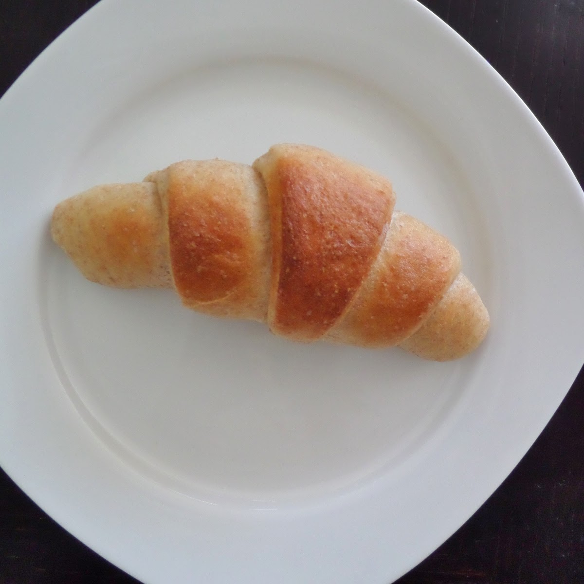 Easy Crescent Rolls:  Soft, yeasty, buttery rolls rolled into crescent shapes.  They make great dinner rolls, sandwich rolls, or snacks.