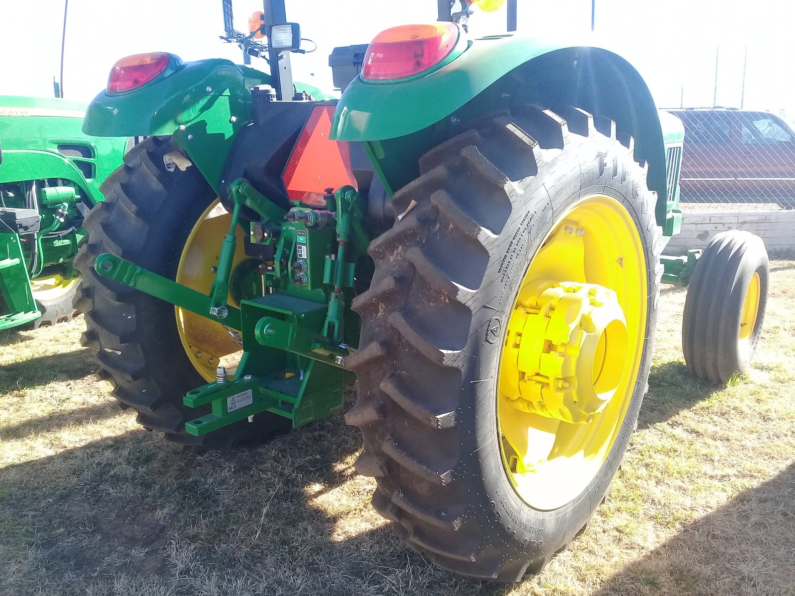 MAQUINARIA AGRICOLA INDUSTRIAL Tractor John Deere 5415 Sencillo