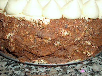 Cubriendo los laterales de la tarta con chocolate negro rallado