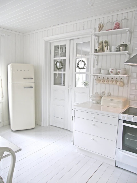 Country Style Chic: White Country Style Kitchen