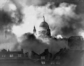 La cúpula de la catedral de Saint Paul, íntegra durante el bombardeo de Londres