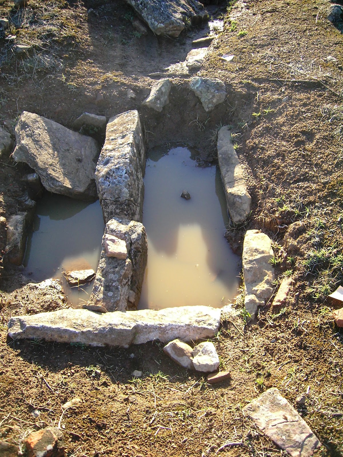 PEQUEÑA ARQUEOLOGÍA Fuente del Maestre, tumbas visigodas y restos fósiles