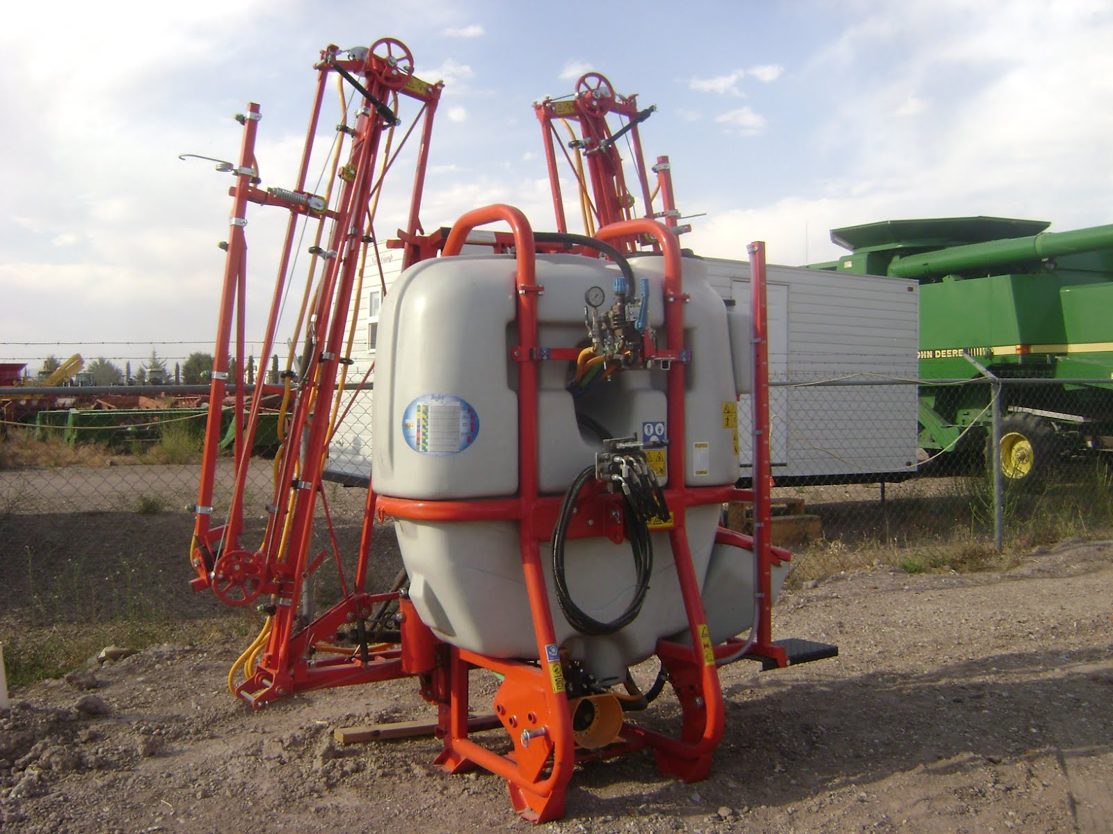 MAQUINARIA AGRICOLA INDUSTRIAL: Fumigadora Fertilizadora de 800 Litros