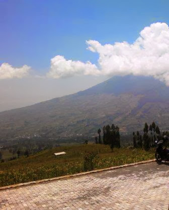 Gunung Sumbing dilihat dari Puncak Posong Gunung Sumbing dilihat dari Puncak Posong