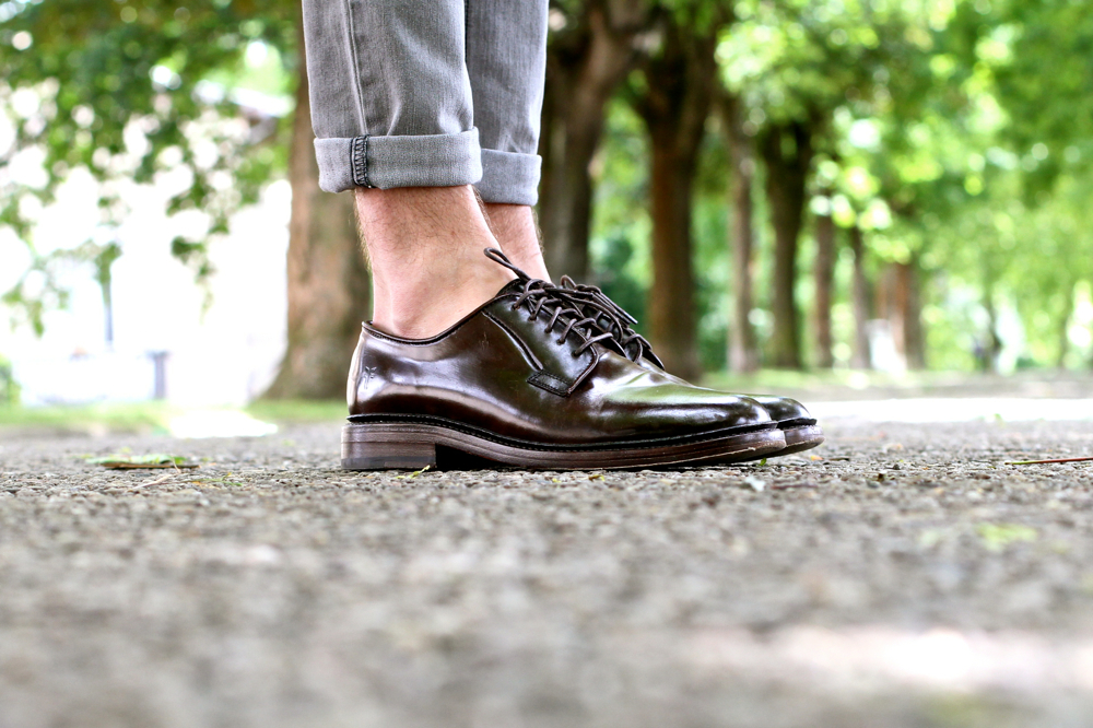 BLOG-MODE-HOMME_Preppy-Dandy_anticonformiste-seeconcept_solaire-écharpe-cachemire-chemise-rose_loreak-mendian_heapmonday_frye-company-cordovan2