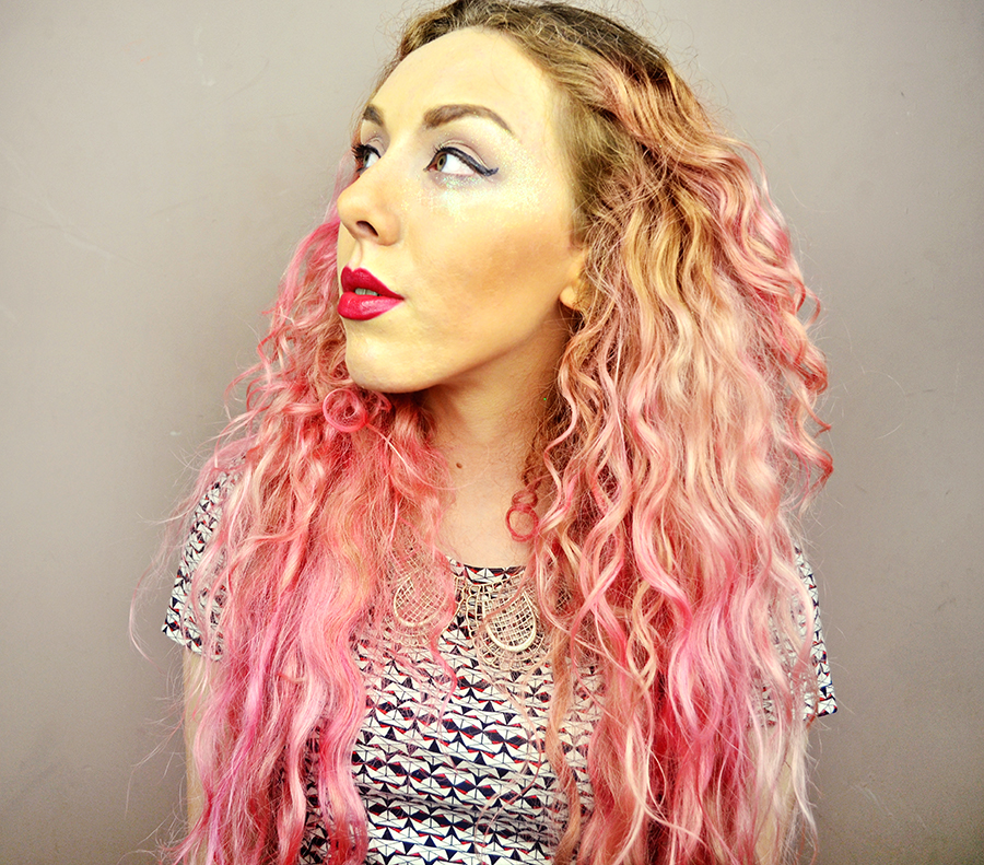 Stephi LaReine// UK Fashion & Lifestyle Blogger with pink hair// red lipstick, makeup for london fashion week, clarins, oceanic jewellery