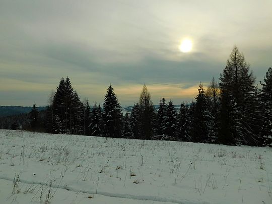 Niebo zasłoniło się wysokimi chmurami. Niebo zasłoniło się wysokimi chmurami.