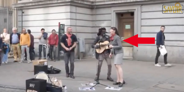 Il chante Bob Marley, Puis cette dame se joint à lui. J’en ai la chair de poule ! Il chante Bob Marley, Puis cette dame se joint à lui. J’en ai la chair de poule !