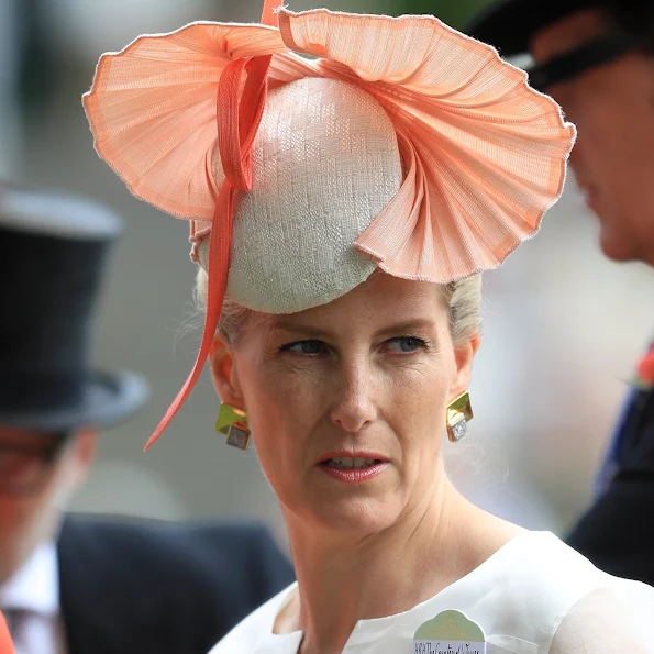 Queen ELizabeth, Sophie, Countess of Wessex, Princess Eugenie and Princess Beatrice at Royal Ascot at Ascot Racecourse. Fashions, Royal style, jewels