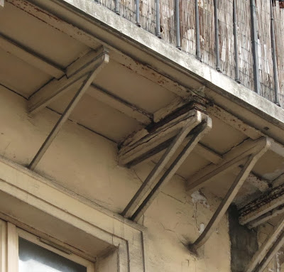 Console métalliques du balcon du 154 rue Saint-Martin à Paris