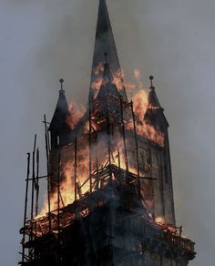 biserică în flăcări - imagine preluată de pe www.pinterest.com biserică în flăcări - imagine preluată de pe www.pinterest.com