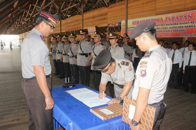 Kapolres Sekadau Gagas Rohanian Sumpah Jabatan Kasat dan Polsek Foto : Rohaniawan Sumpah 3 Kasat dan 4 Kapolsek di Sekadau. (12/4/2017).