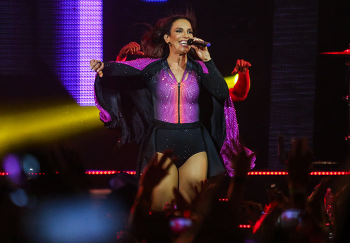 Ivete Sangalo embala pedido de casamento lésbico em palco de show Ivete Sangalo embala pedido de casamento lésbico em palco de show