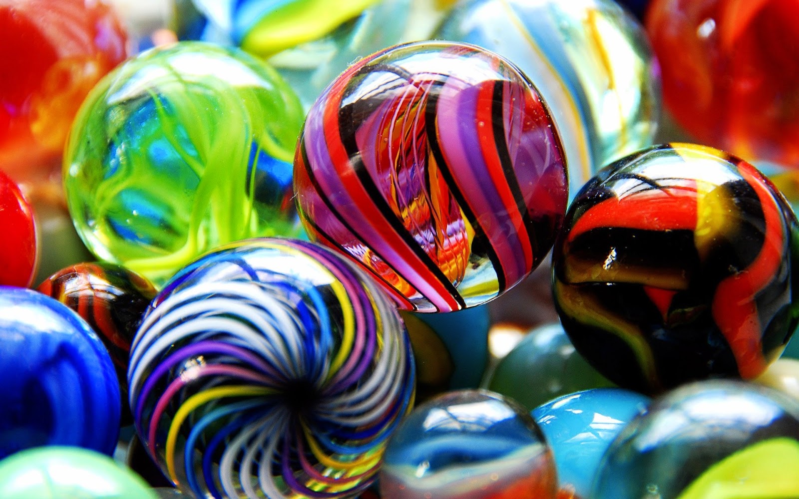 Gekleurde glazen knikkers HD wallpaper met glazen knikkers in vele kleuren