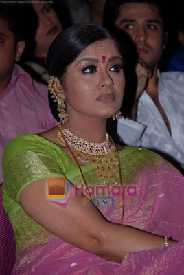 south indian mallu actor sudha chandran hot and rare sexy wet cleavege navel show pic
