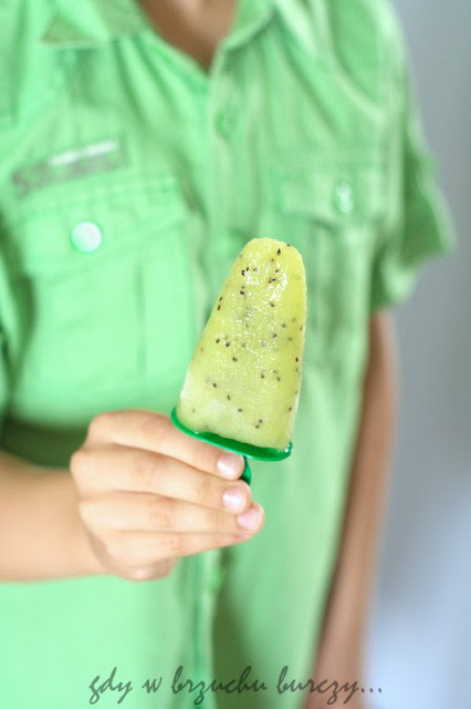 Orzeźwiające lody z kiwi owocowe lody na patyku
