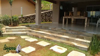Execução do caminho de pedra com pedra Carranca tipo cacão com a escada de pedra Carranca serrada e a execução do paisagismo em casa na represa em Piracaia-SP.
