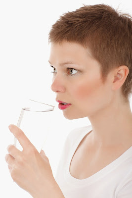 Manfaat air putih untuk kesehatan badan kita sangat banyak sekali Manfaat Air Putih Bagi Kesehatan Tubuh