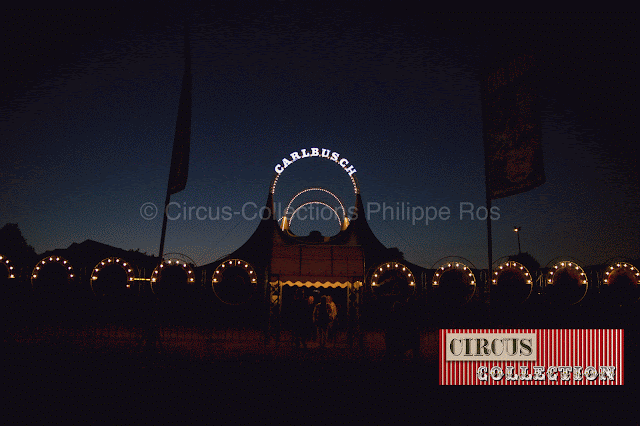 chapiteau et devanture du cirque de nuit illuminé de centaines d'ampoules