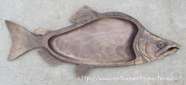 деревянное декоративное блюдо под рыбу