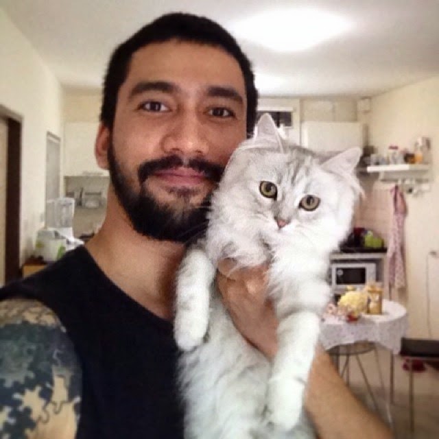 Foto Pacar Nattasha Nauljam sedang menggendong kucing Foto Pacar Nattasha Nauljam sedang menggendong kucing