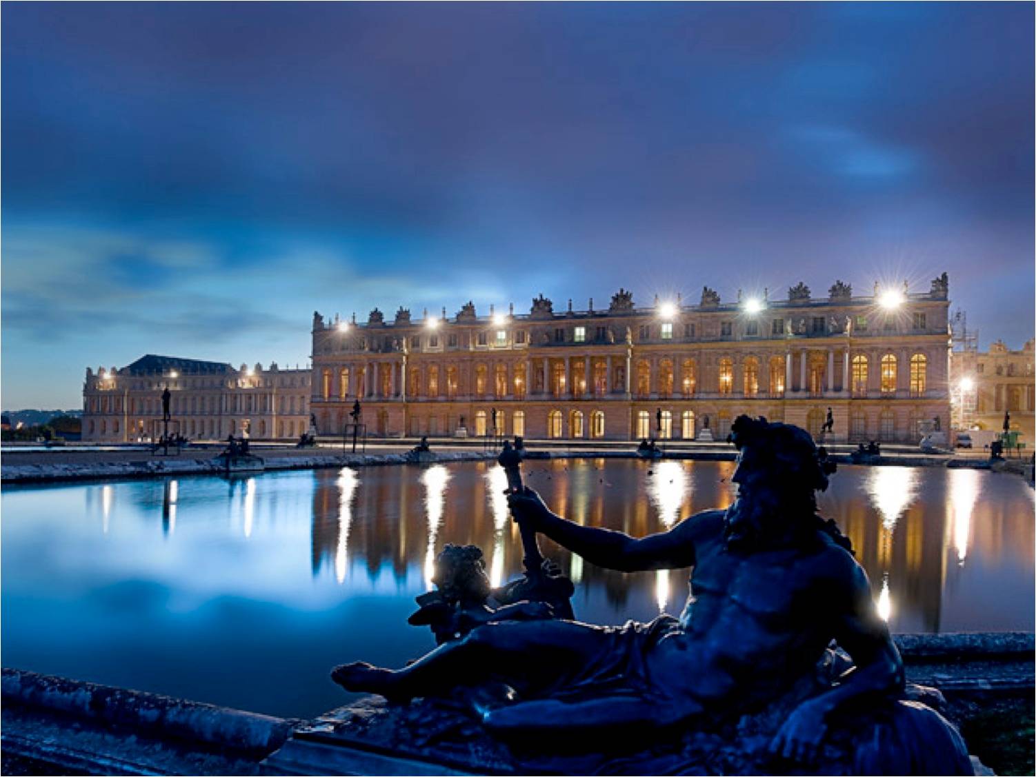 Ночной версаль. Версальский дворец ночью. Версаль Франция. Версаль Франция ночь. Версальский дворец зимой.