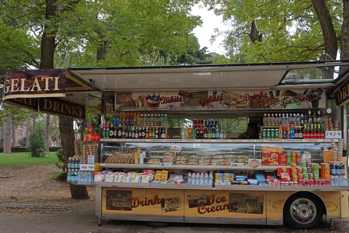 Kokemuksia Roomasta lasten kanssa - Villa Borghesen leikkipaikan kioski