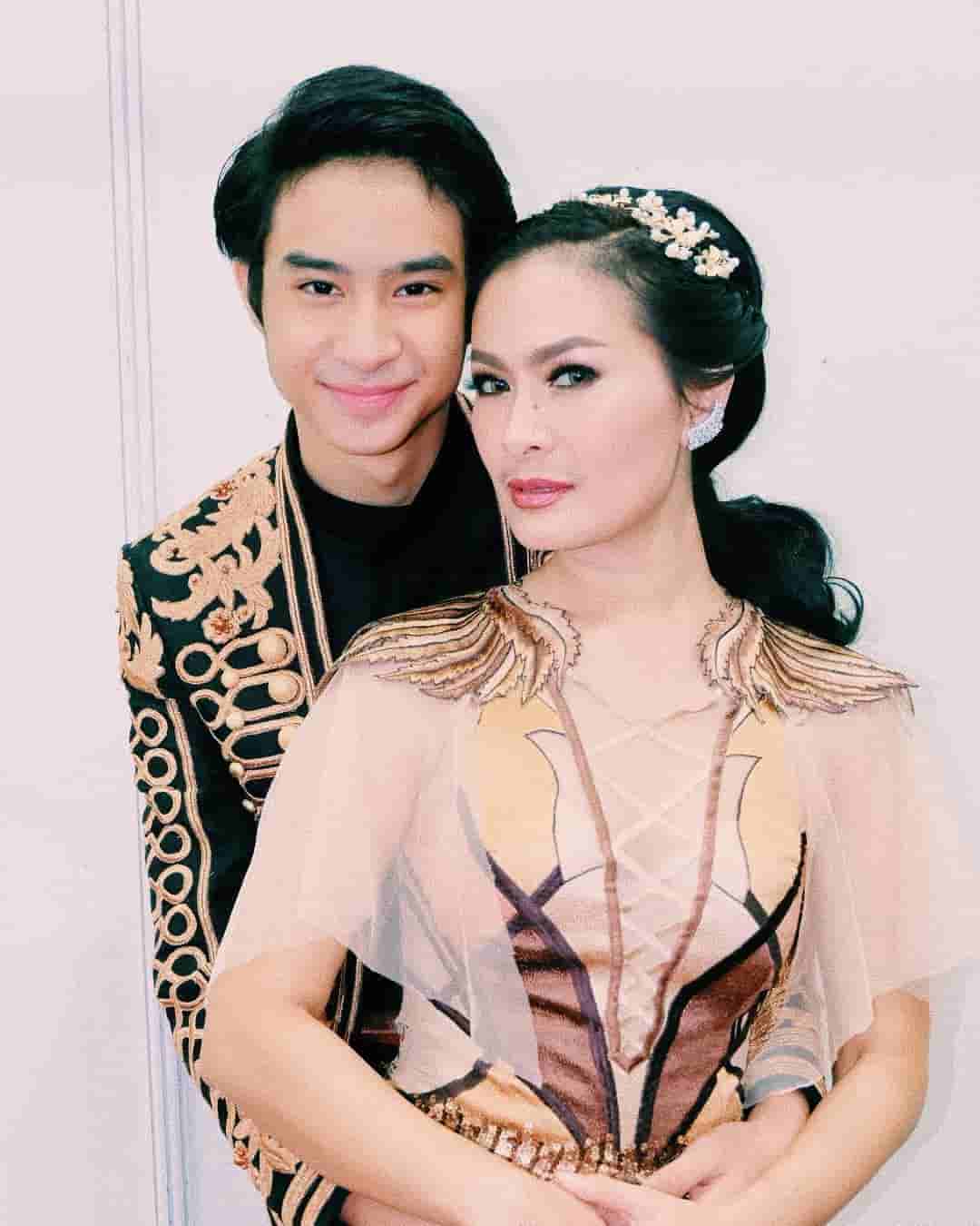 Devano dan Iis Dahlia