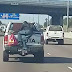 (02-06-2017)Ladrão se pendura na traseira de picape em movimento para roubar carga