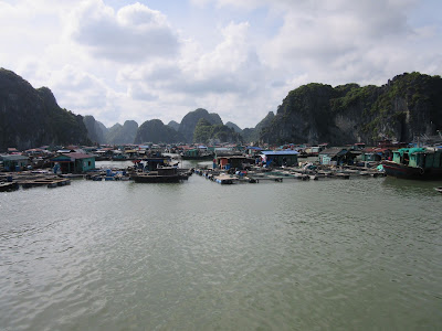 Aldea flotante cerca de Cát Bá, en la Bahía de Halong