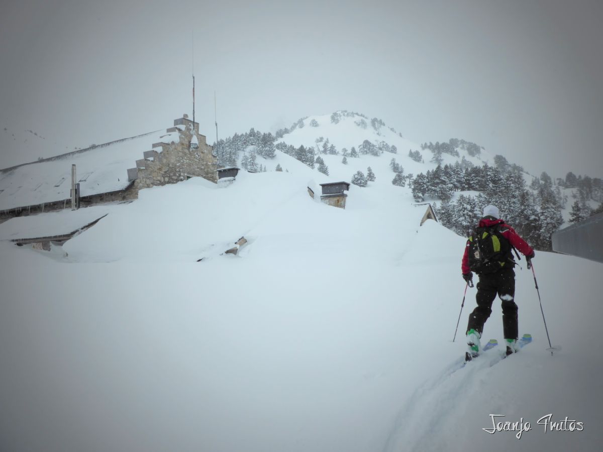 P1110307 - Visitando los 3 m de nieve Refugio de La Renclusa