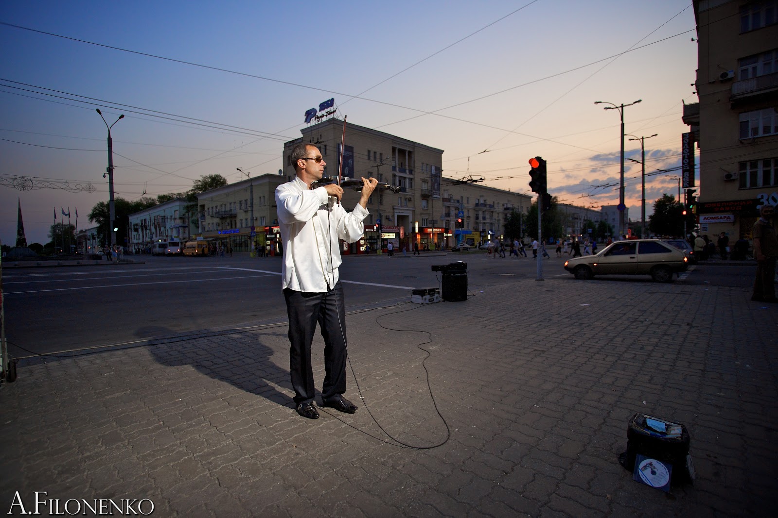 Музыка на улице ночью. Музыканты на улице Украины. Музыкальная улица. Музыка на улице. Музыка на улице картинка.