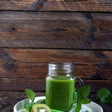 Zielony koktajl ze szpinakiem, ogórkiem i miętą (dieta dr Dąbrowskiej)