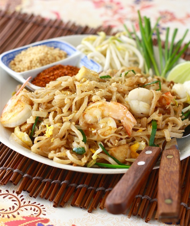 Authentic shrimp Pad Thai recipe by SeasonWithSpice.com