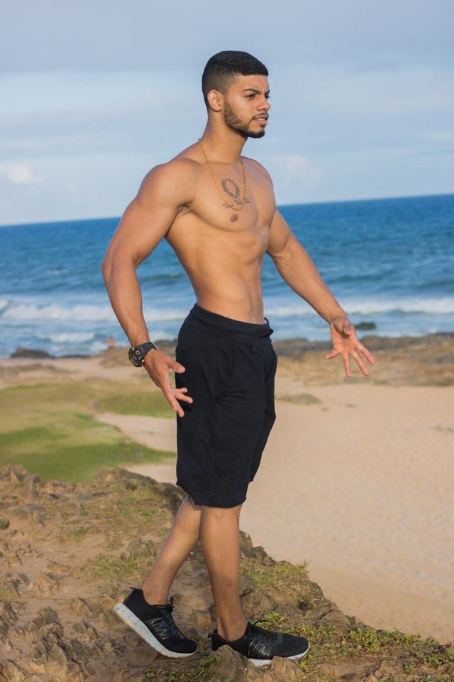 Modelo fitness Jadson dos Santos mostra o corpo sarado em ensaio. Foto: Danilo Alves