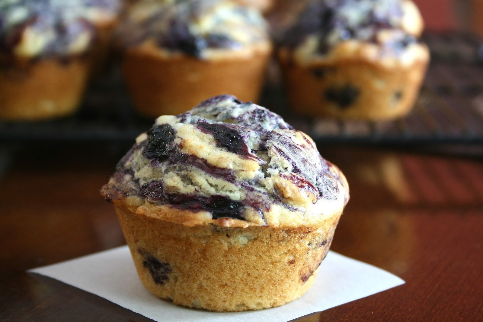 Кексики из йогурта. Кексы на йогурте рецепты простые. Кекс на йогурте. Манные кексы. Кексы домашние.