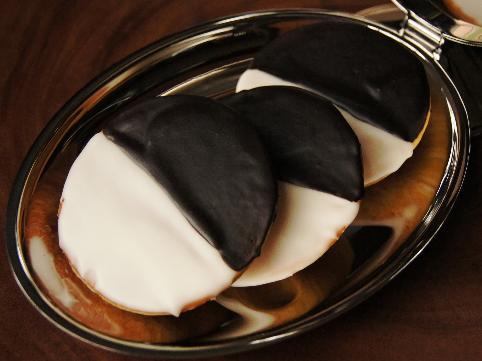Baked Sunday Mornings: Black and White Cookies