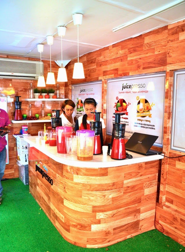 Coway promoters at the Coway Juicepresso Slow Juicer Station