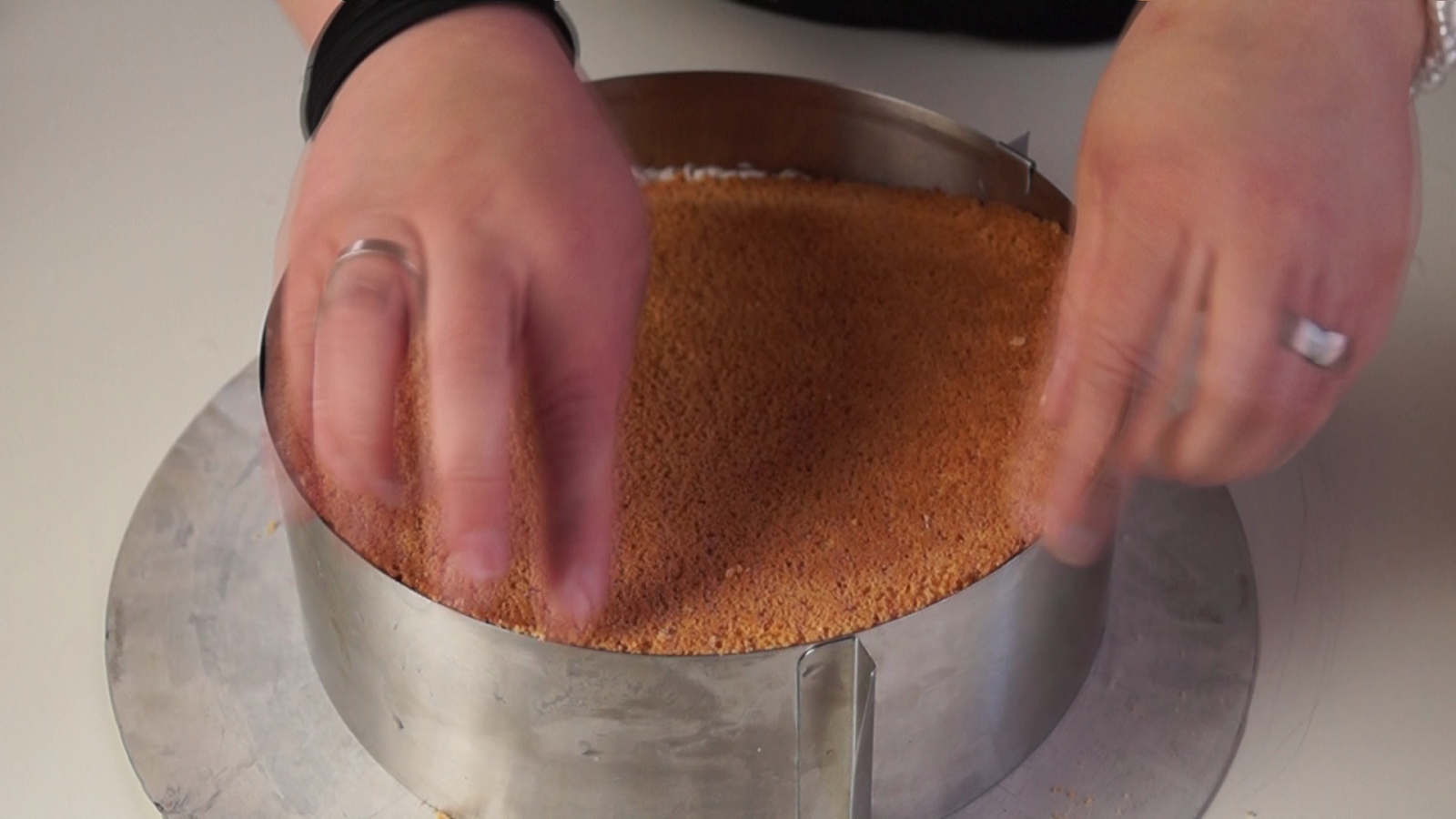 Erdbeer-Vanillejoghurt-Torte mit Amicelli-Rand