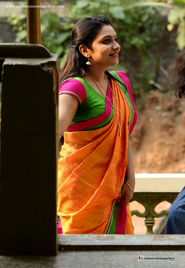 Rimi Tomy Latest Hot Photos In Saree From Movie Thinkal Muthal Velli Vare Mallufun Com Vijay yesudas, master sahir badhusha, mridula warrier & rimi tomy. rimi tomy latest hot photos in saree