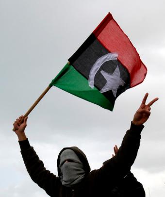 Libio portando una bandera rebelde