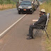 La photo insolite du président Ougandais Yoweri Museveni téléphonant au bord d’une route dans son pays