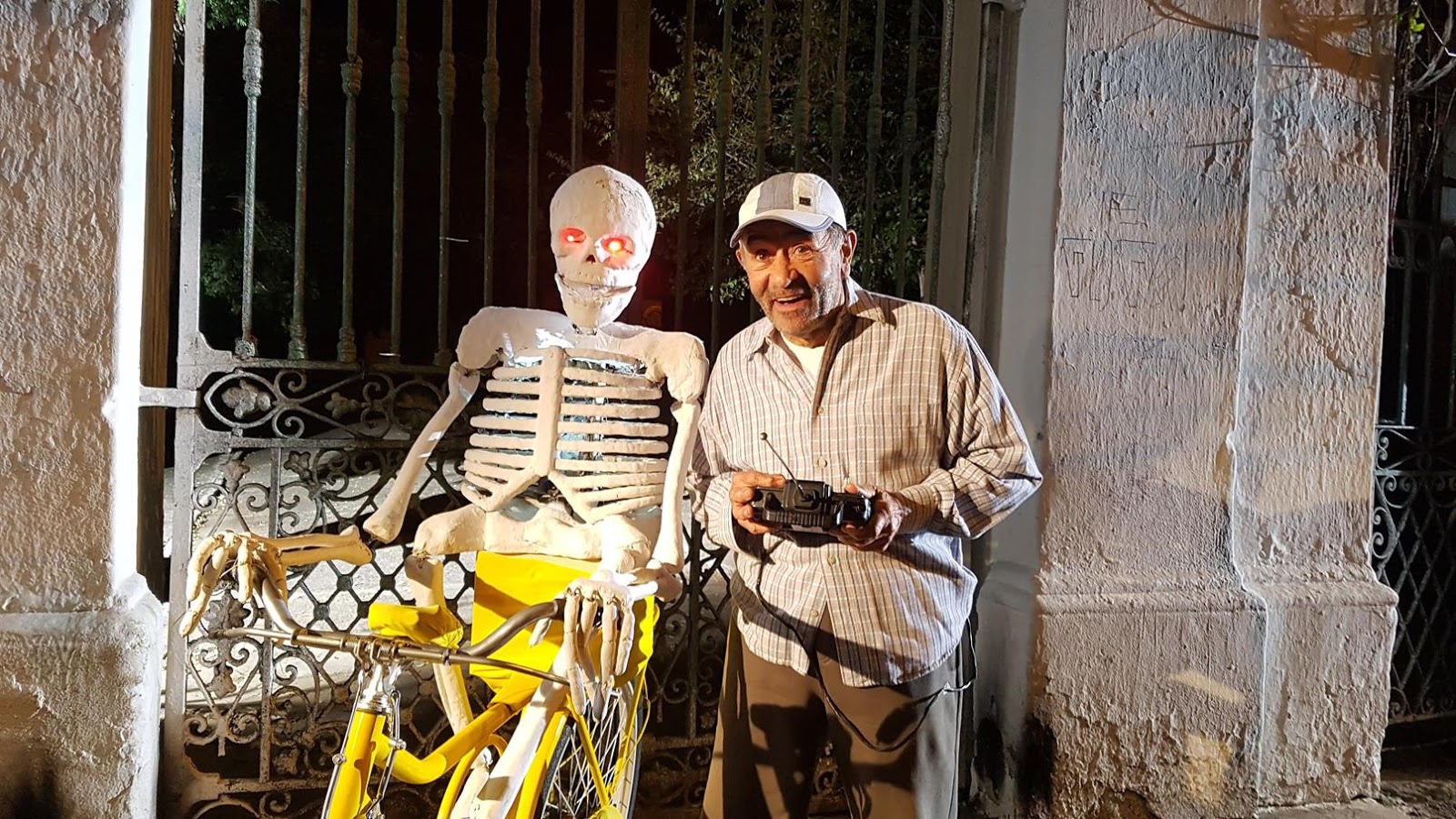 Camera Escondida Do Silvio Santos Caveira Na Moto Sbtpedia Programa Silvio Santos Faz Nova Versao Da Famosa Camera Escondida Da Caveira No Cemiterio