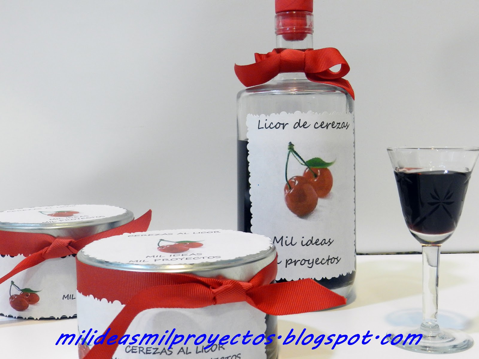 Vino De La Cereza O Licor Y Cerezas Jugosas Maduras Imagen de archivo Imagen de fruta, nadie