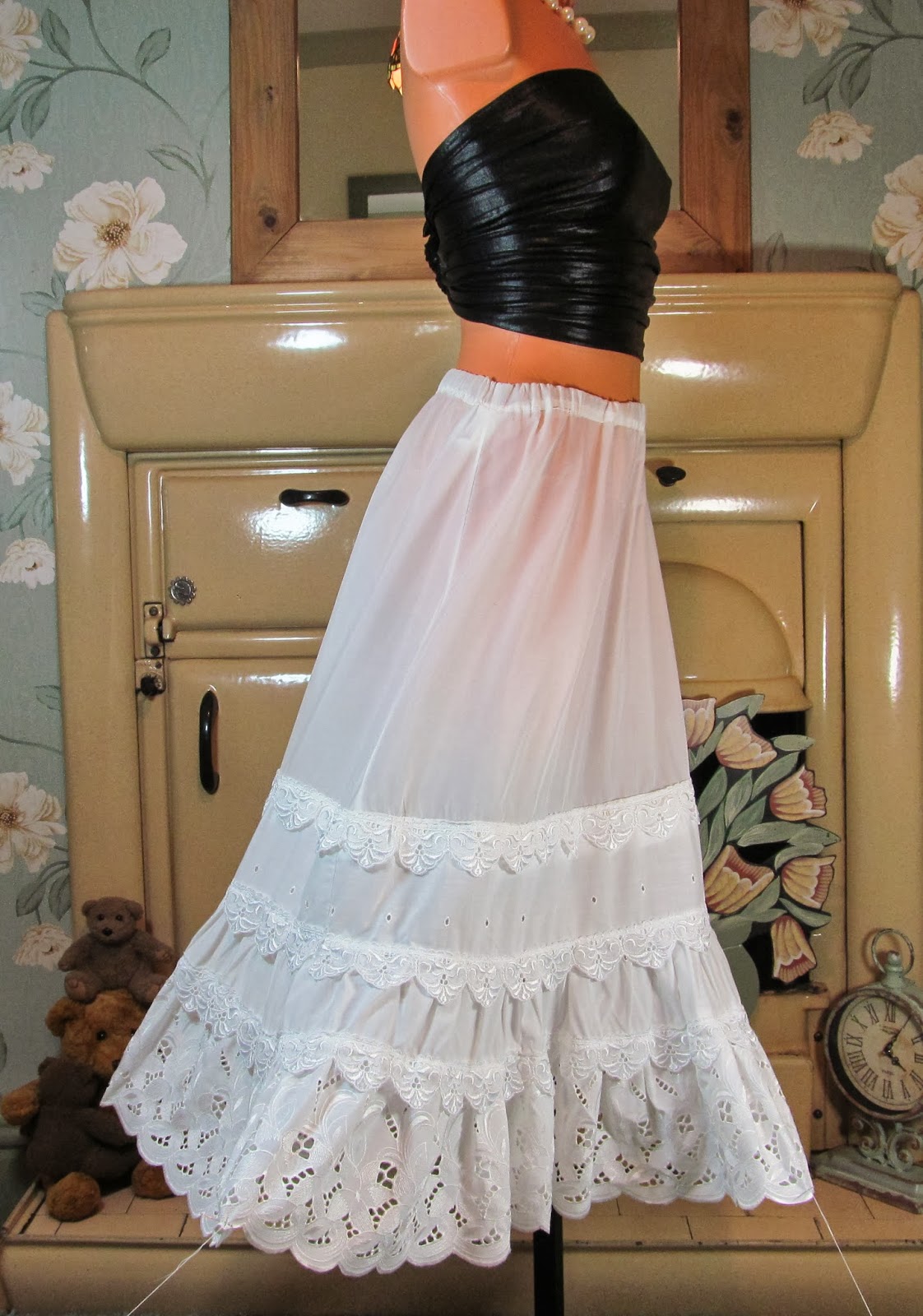 VTG WHITE SISSY FUSSY TIERED BROAD ANGLAIS NYLON PETTICOAT HALF SLIP M