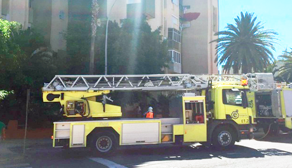 Edificio desalojado en Jinamar por incendio Edificio desalojado en Jinamar por incendio