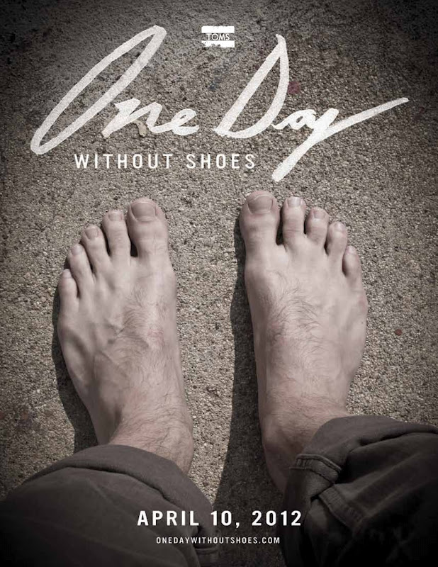 сандалии на большой палец женские. девушка босиком. кристен белл босиком. One shoe walking. One barefoot.